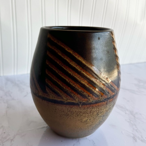 Organic Neutral Signed Dawn (?) Studio Pottery Vase - Picture 3 of 9